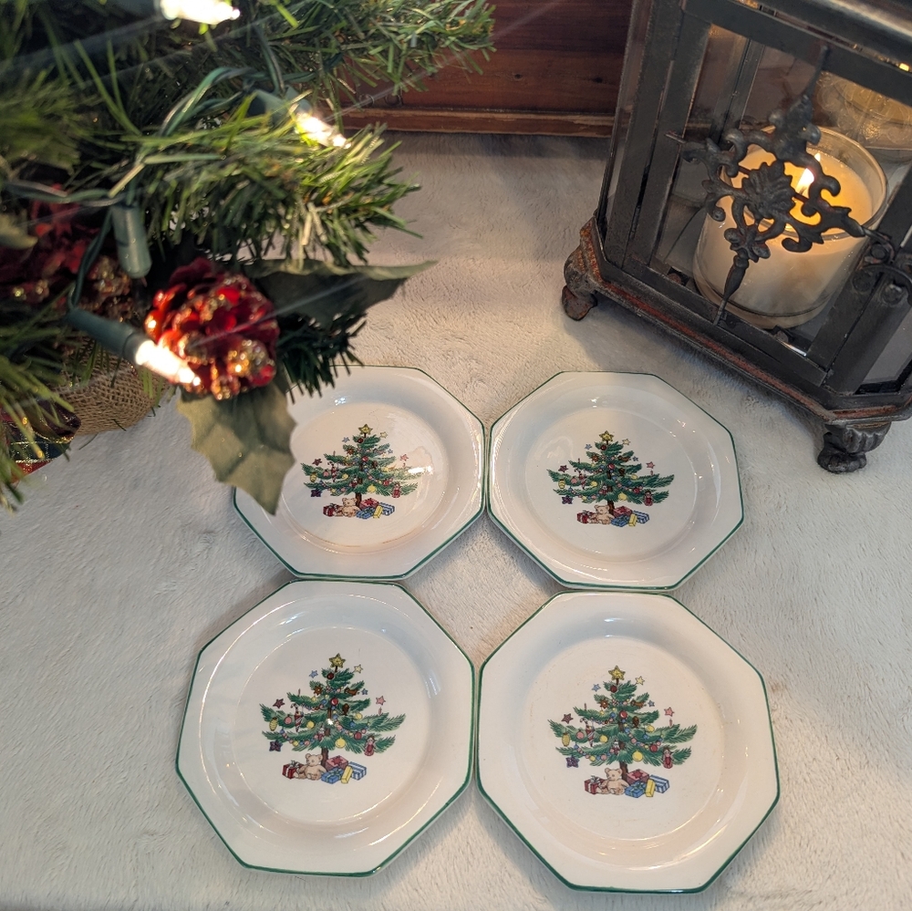 Nikko Ceramics Christmastime Red Snack Dish / Coaster Set Of 4